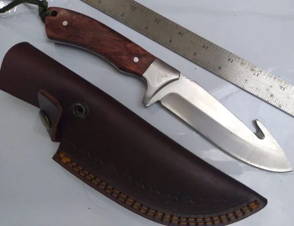 SwissTech 10″ Fixed-Blade w/Gut Hook and leather belt sheath. Fixed-Blade cutlery