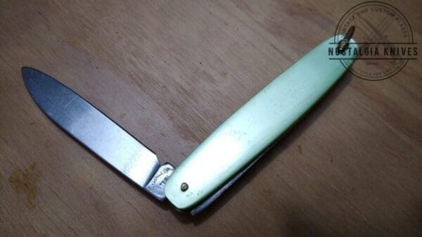Vintage Single Blade Lark Pocket knife with brass bail – Light Green[Unused – Pristine Cond.] Collectible Knives cutlery