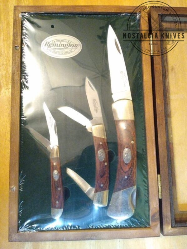 Remington Collector Knife Set – Hunter Single Blade Spine-lock, 3 blade Stockman, 2 blade Jack knife w/ Wood and Brass Handles in Original Wood Display Case[New – Pristine Mint Cond.] Collectible Knives