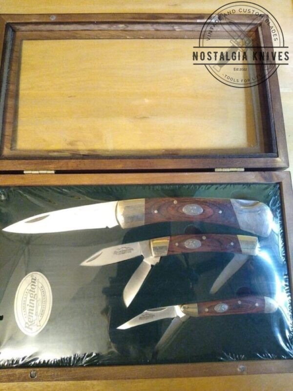 Remington Collector Knife Set – Hunter Single Blade Spine-lock, 3 blade Stockman, 2 blade Jack knife w/ Wood and Brass Handles in Original Wood Display Case[New – Pristine Mint Cond.] Collectible Knives