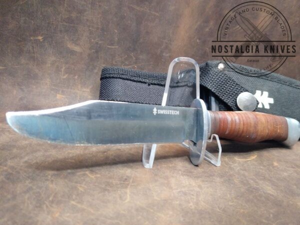 SwissTech 7.5″ Fixed-Blade Hunting/Skinner with belt sheath. Fixed-Blade cutlery